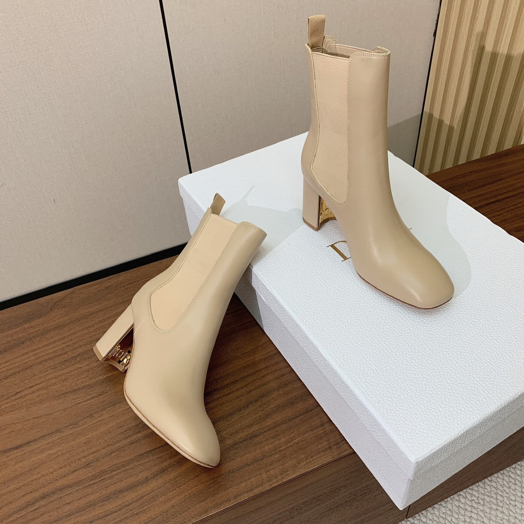 【 D*or 】及踝靴松紧粗跟短靴。两侧搭配弹力饰带，后侧饰以金色饰面金属 CD 标志，可为本季各式造型