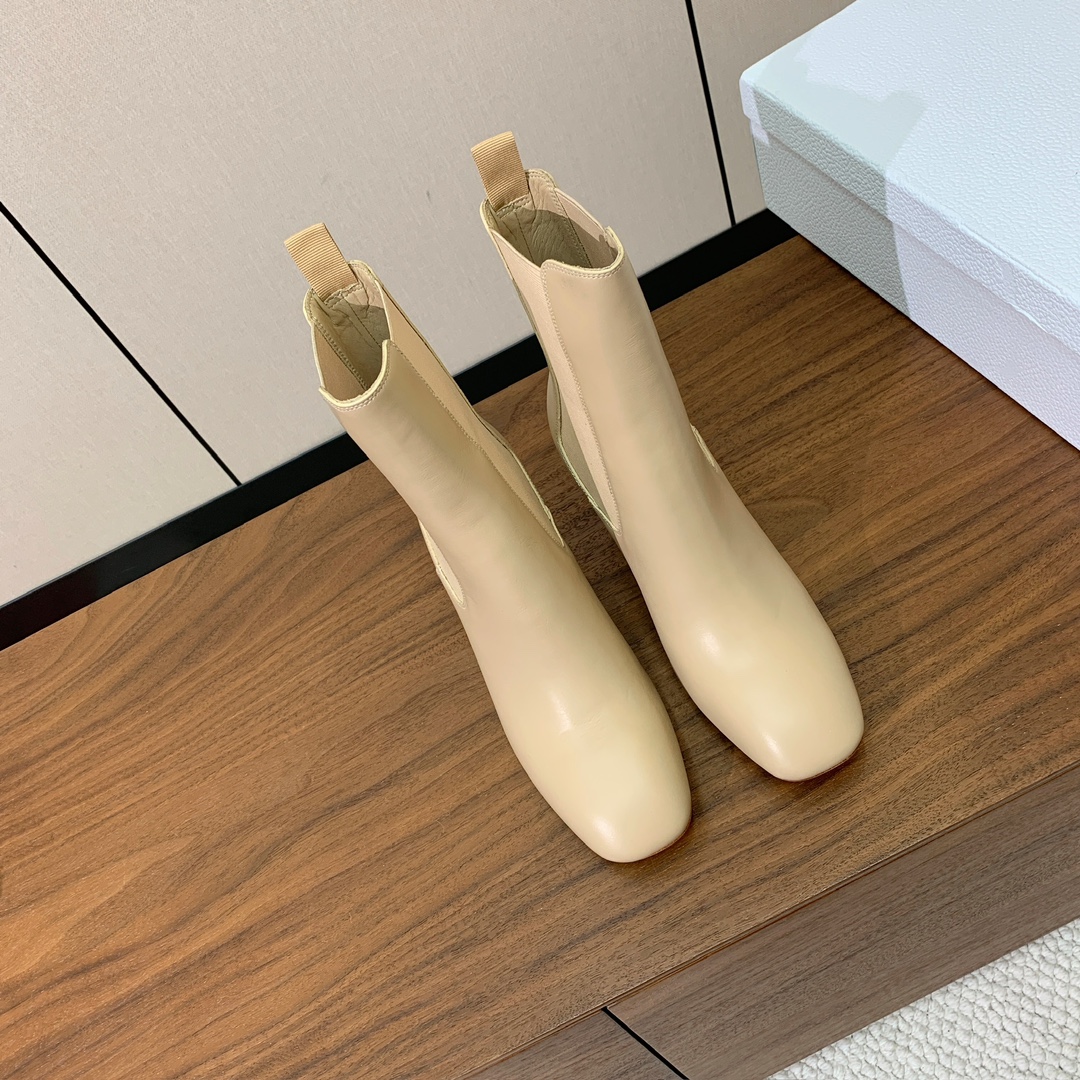 【 D*or 】及踝靴松紧粗跟短靴。两侧搭配弹力饰带，后侧饰以金色饰面金属 CD 标志，可为本季各式造型