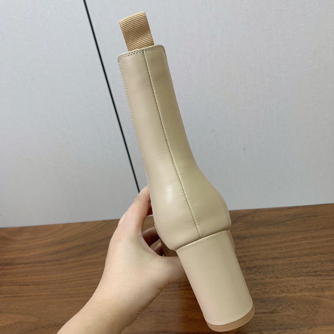 【 D*or 】及踝靴松紧粗跟短靴。两侧搭配弹力饰带，后侧饰以金色饰面金属 CD 标志，可为本季各式造型