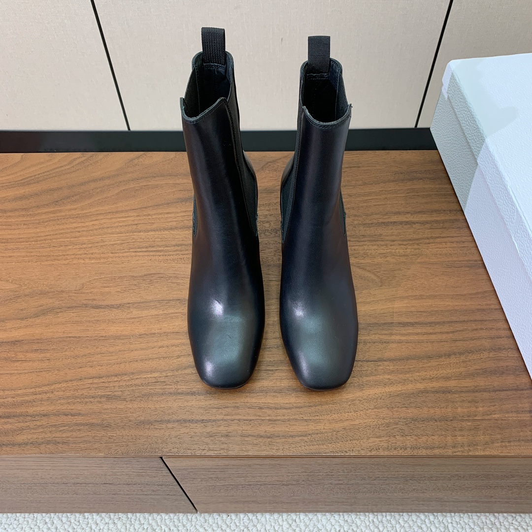 【 D*or 】及踝靴松紧粗跟短靴。两侧搭配弹力饰带，后侧饰以金色饰面金属 CD 标志，可为本季各式造型