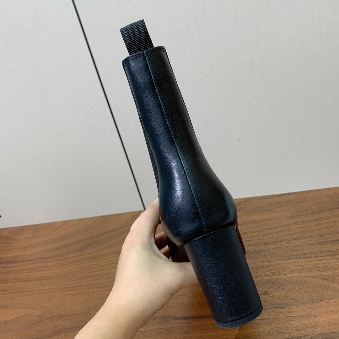 【 D*or 】及踝靴松紧粗跟短靴。两侧搭配弹力饰带，后侧饰以金色饰面金属 CD 标志，可为本季各式造型