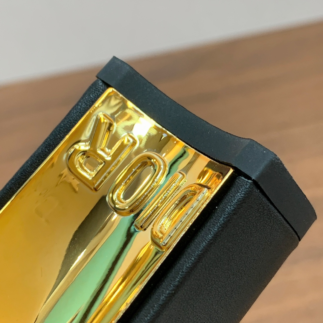 【 D*or 】及踝靴松紧粗跟短靴。两侧搭配弹力饰带，后侧饰以金色饰面金属 CD 标志，可为本季各式造型