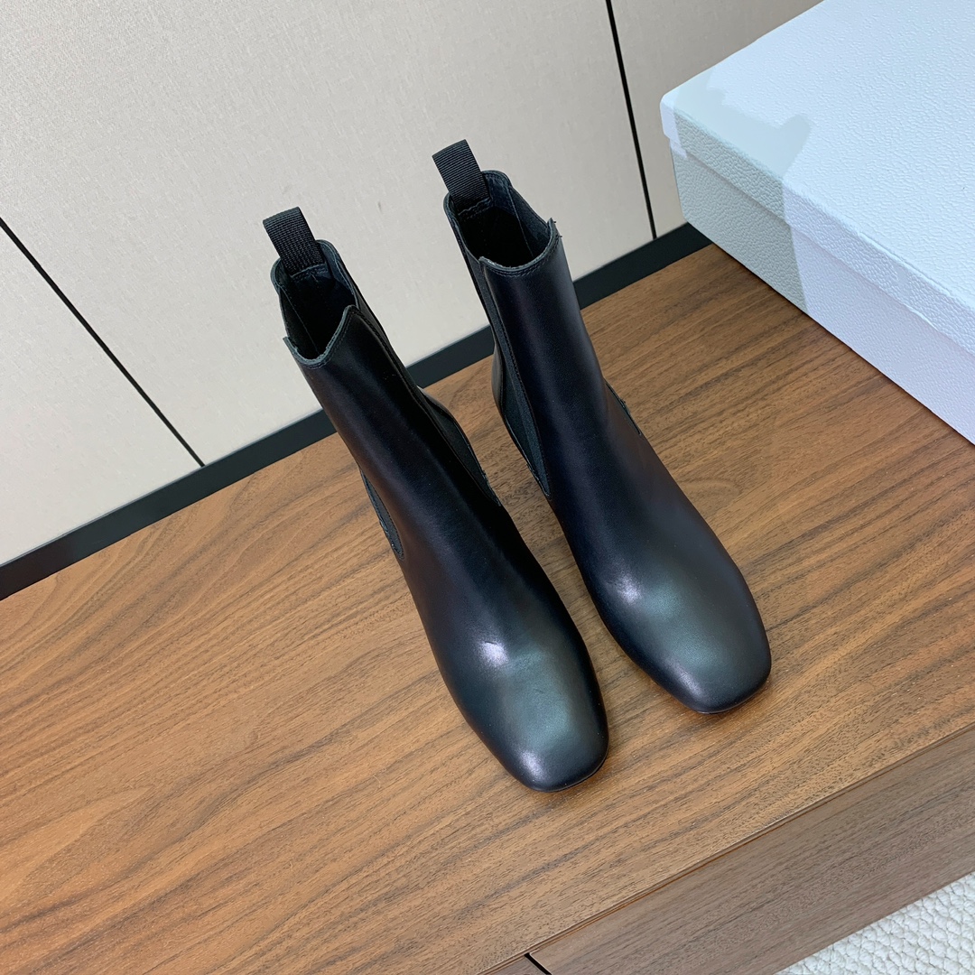 【 D*or 】及踝靴松紧粗跟短靴。两侧搭配弹力饰带，后侧饰以金色饰面金属 CD 标志，可为本季各式造型