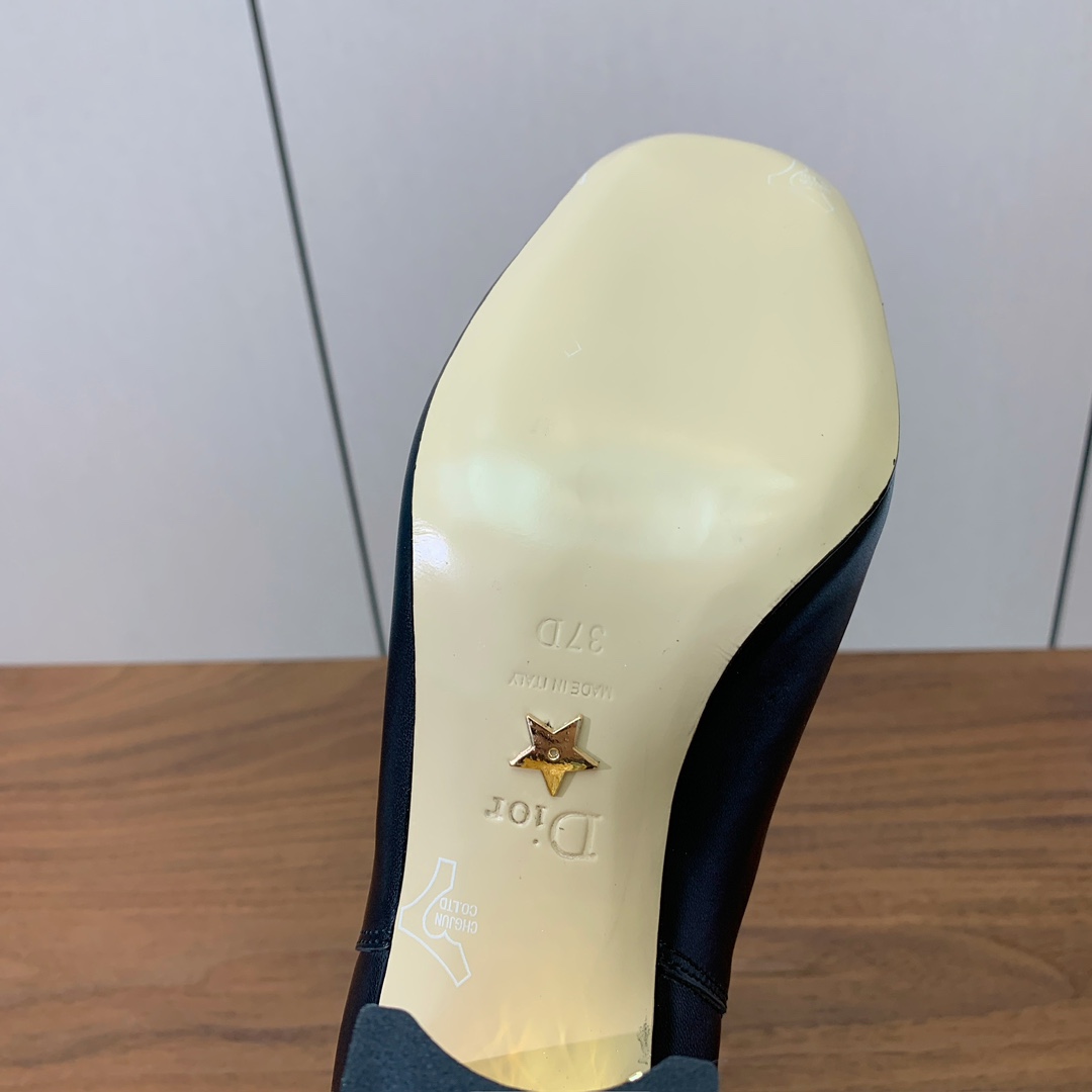 【 D*or 】及踝靴松紧粗跟短靴。两侧搭配弹力饰带，后侧饰以金色饰面金属 CD 标志，可为本季各式造型