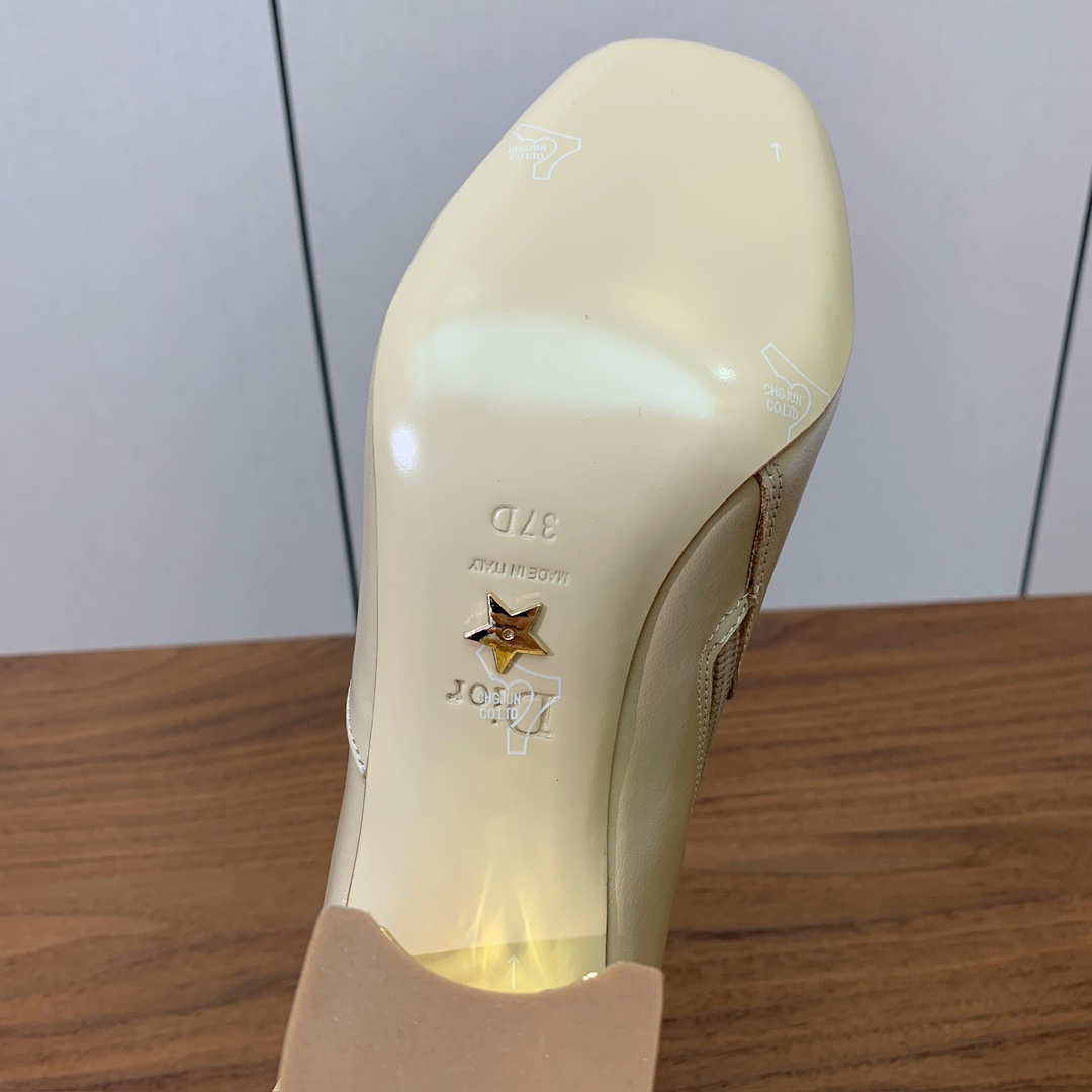 【 D*or 】及踝靴粗跟短靴。两侧搭配CD扣，后侧饰以金色饰面金属 CD 标志，可为本季各式造型增添点