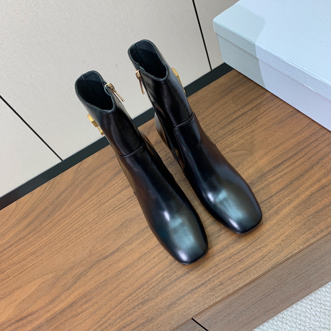 【 D*or 】及踝靴粗跟短靴。两侧搭配CD扣，后侧饰以金色饰面金属 CD 标志，可为本季各式造型增添点