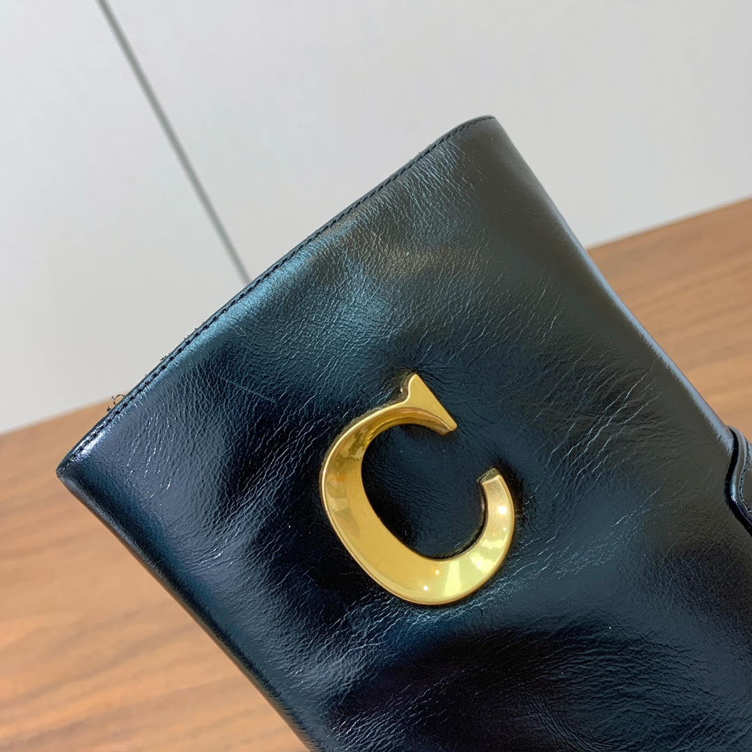 【 D*or 】及踝靴粗跟短靴。两侧搭配CD扣，后侧饰以金色饰面金属 CD 标志，可为本季各式造型增添点