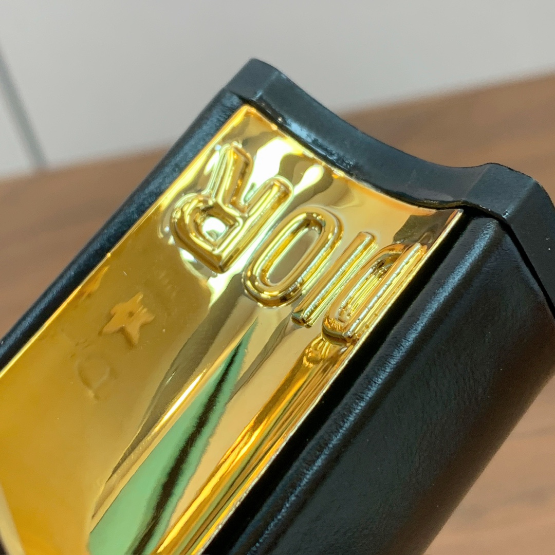 【 D*or 】及踝靴粗跟短靴。两侧搭配CD扣，后侧饰以金色饰面金属 CD 标志，可为本季各式造型增添点