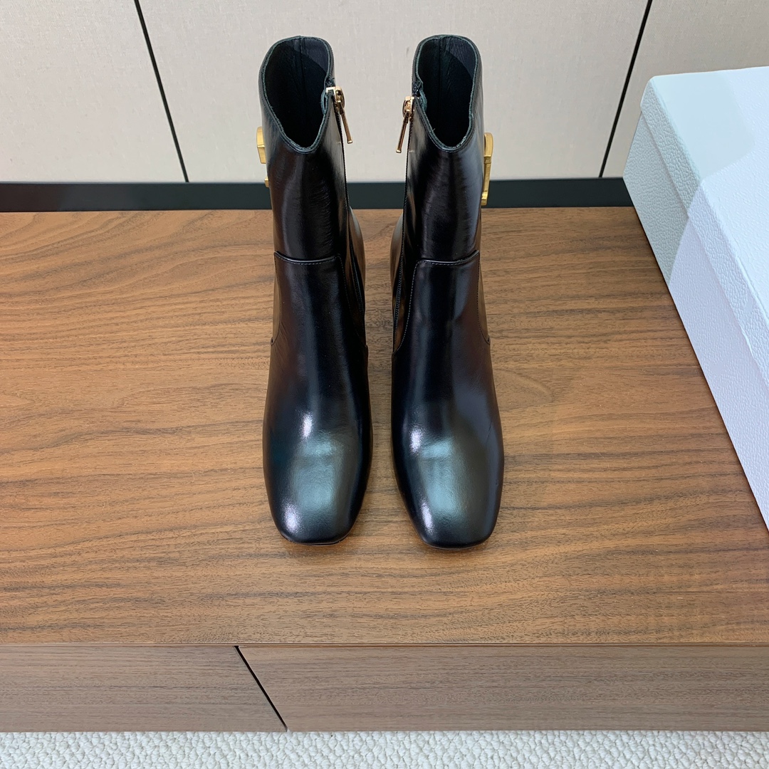 【 D*or 】及踝靴粗跟短靴。两侧搭配CD扣，后侧饰以金色饰面金属 CD 标志，可为本季各式造型增添点