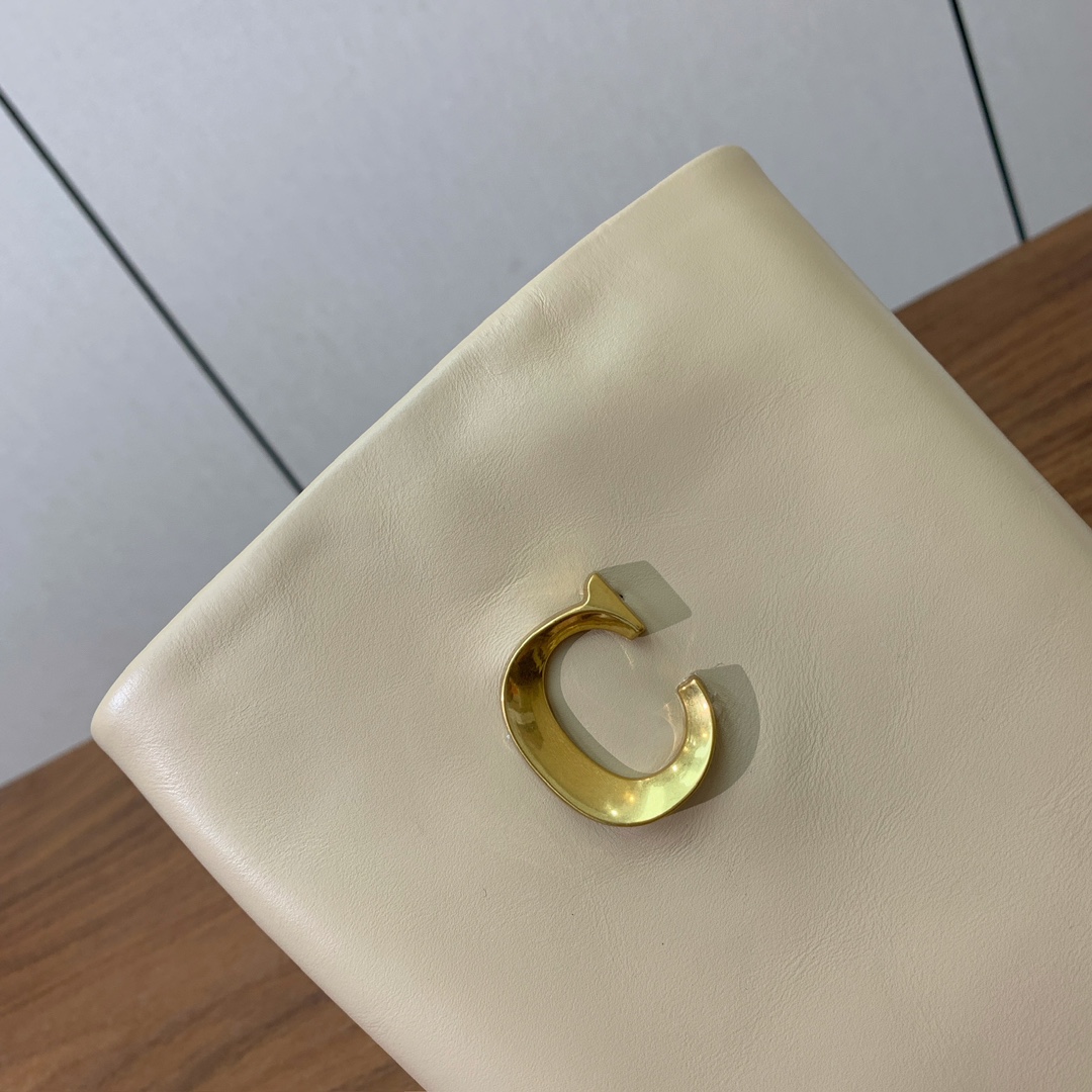 【 D*or 】粗跟长靴。两侧搭配CD扣，后侧饰以金色饰面金属 CD 标志，可为本季各式造型增添点睛之笔