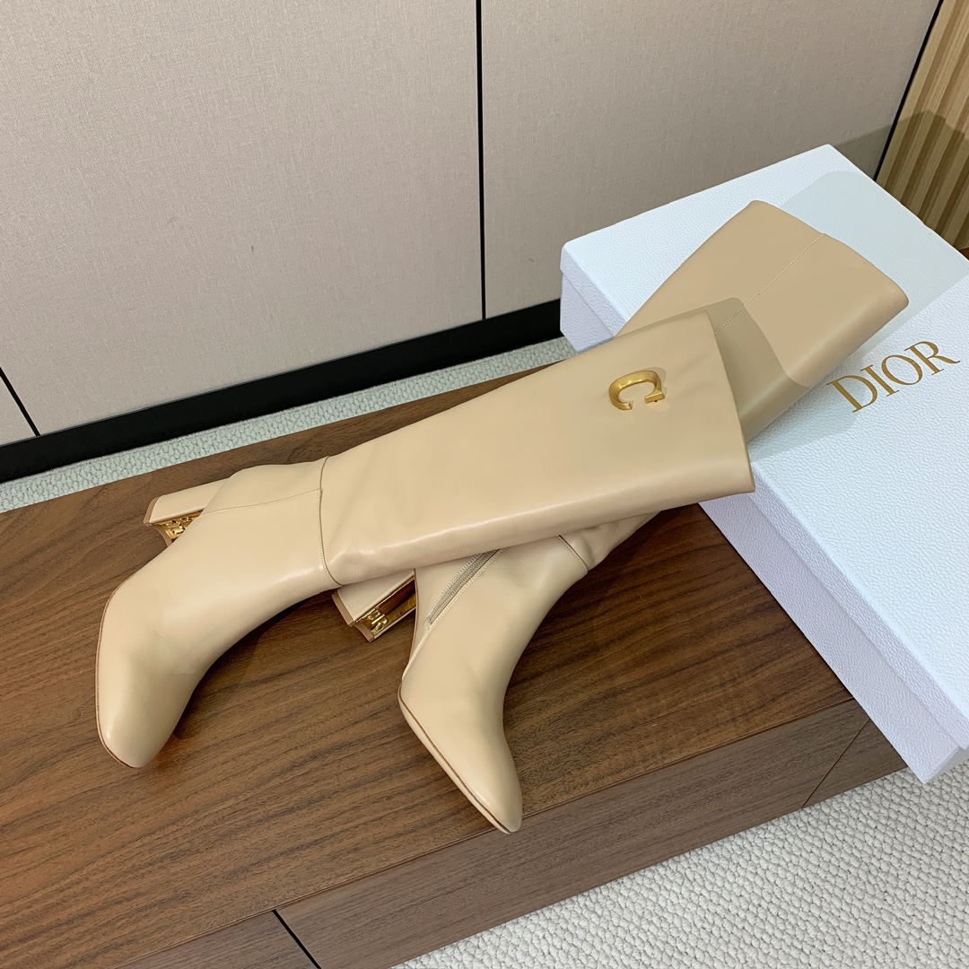 【 D*or 】粗跟长靴。两侧搭配CD扣，后侧饰以金色饰面金属 CD 标志，可为本季各式造型增添点睛之笔