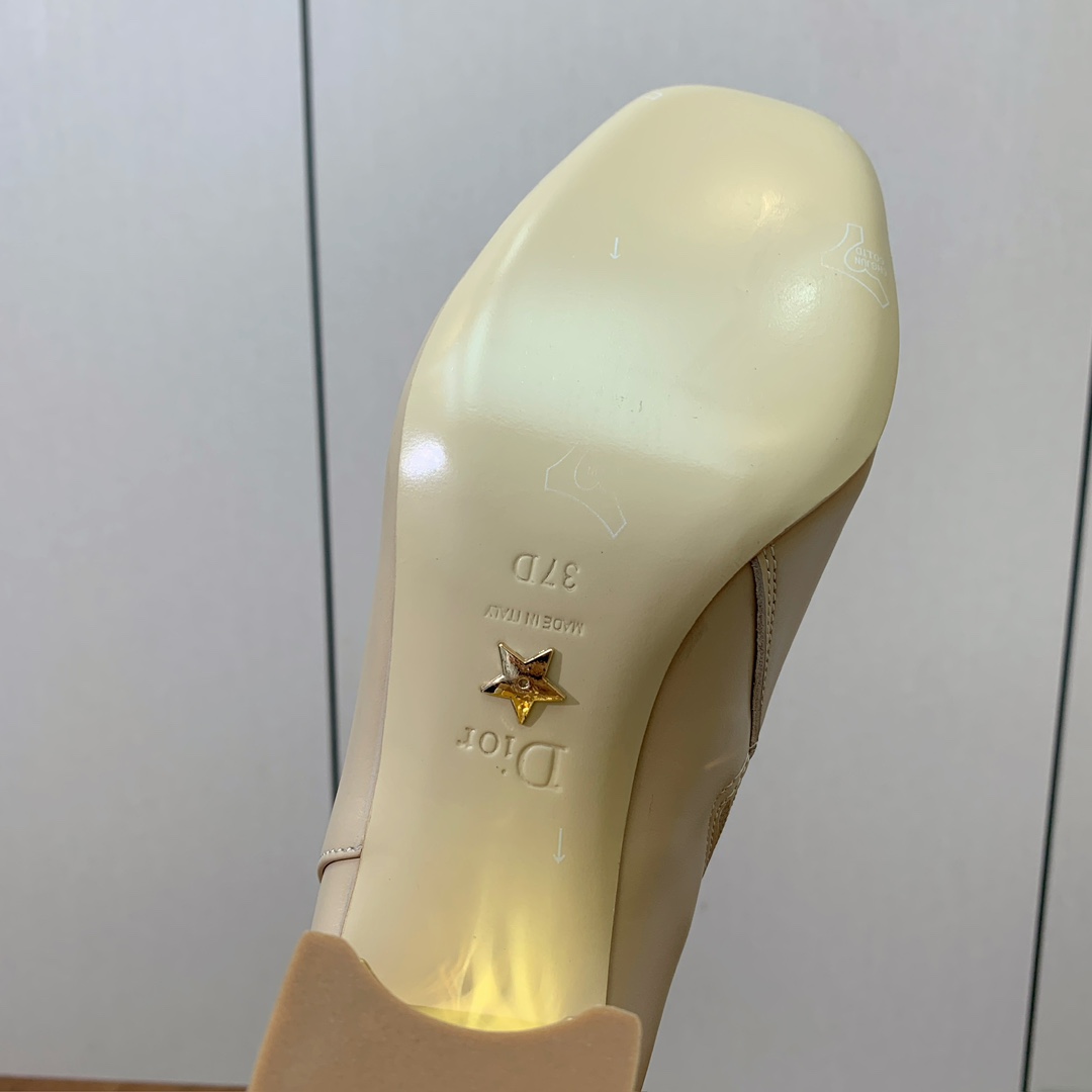 【 D*or 】粗跟长靴。两侧搭配CD扣，后侧饰以金色饰面金属 CD 标志，可为本季各式造型增添点睛之笔