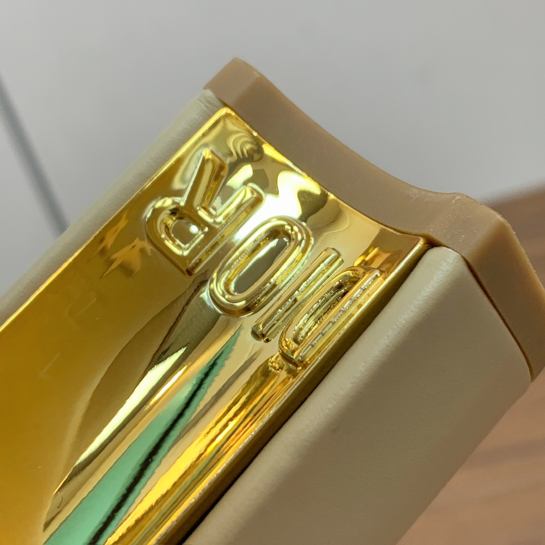 【 D*or 】粗跟长靴。两侧搭配CD扣，后侧饰以金色饰面金属 CD 标志，可为本季各式造型增添点睛之笔