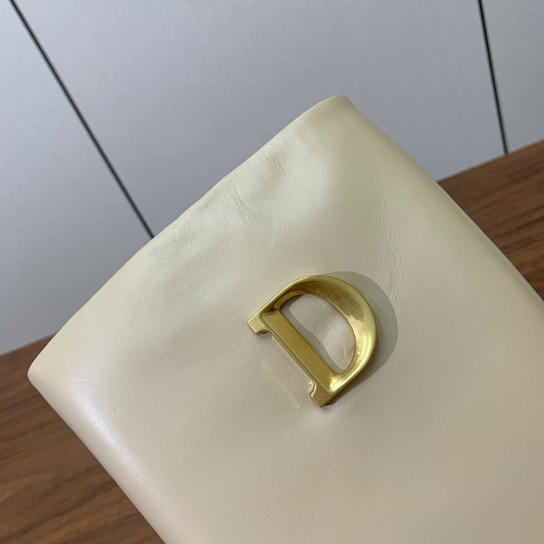 【 D*or 】粗跟长靴。两侧搭配CD扣，后侧饰以金色饰面金属 CD 标志，可为本季各式造型增添点睛之笔