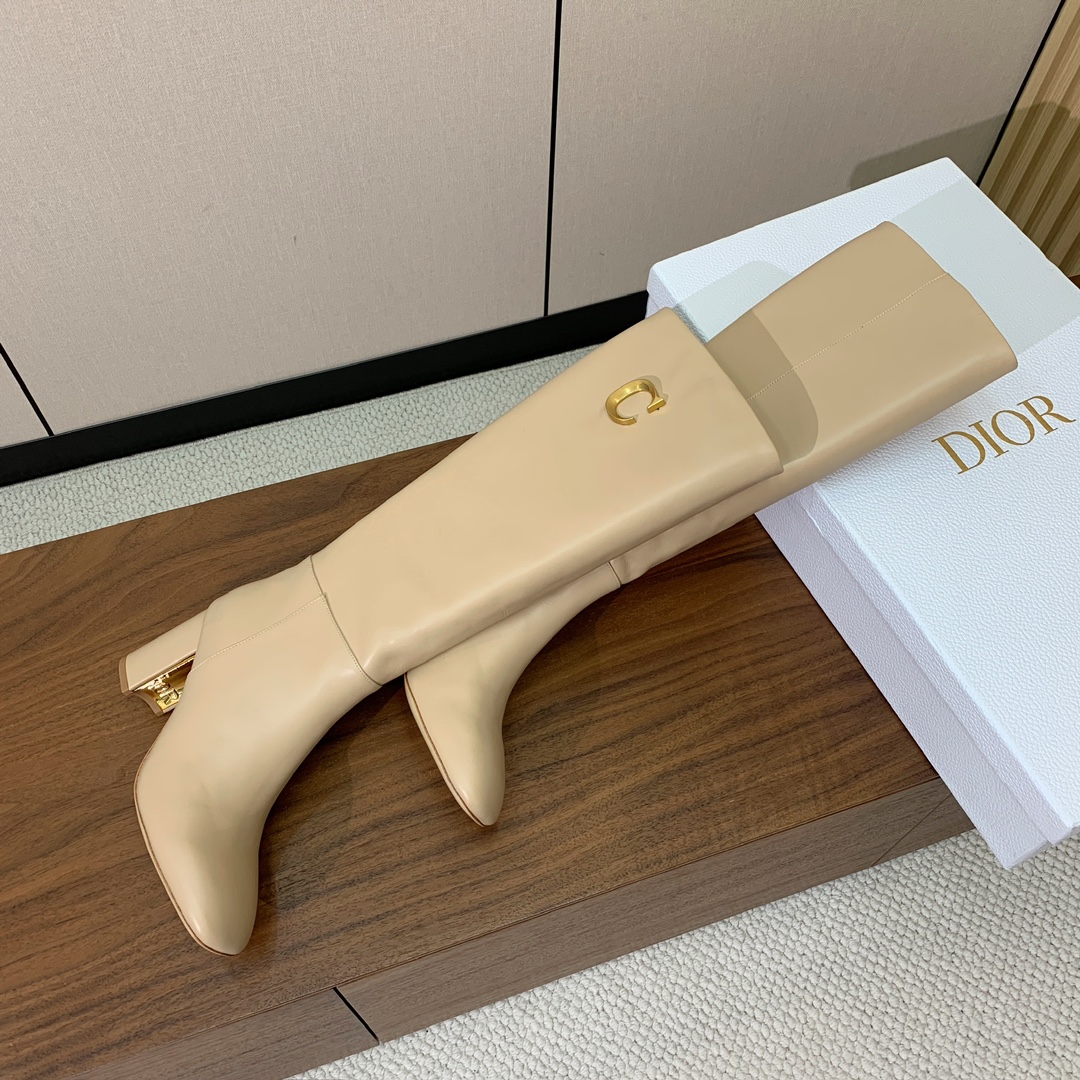【 D*or 】粗跟长靴。两侧搭配CD扣，后侧饰以金色饰面金属 CD 标志，可为本季各式造型增添点睛之笔