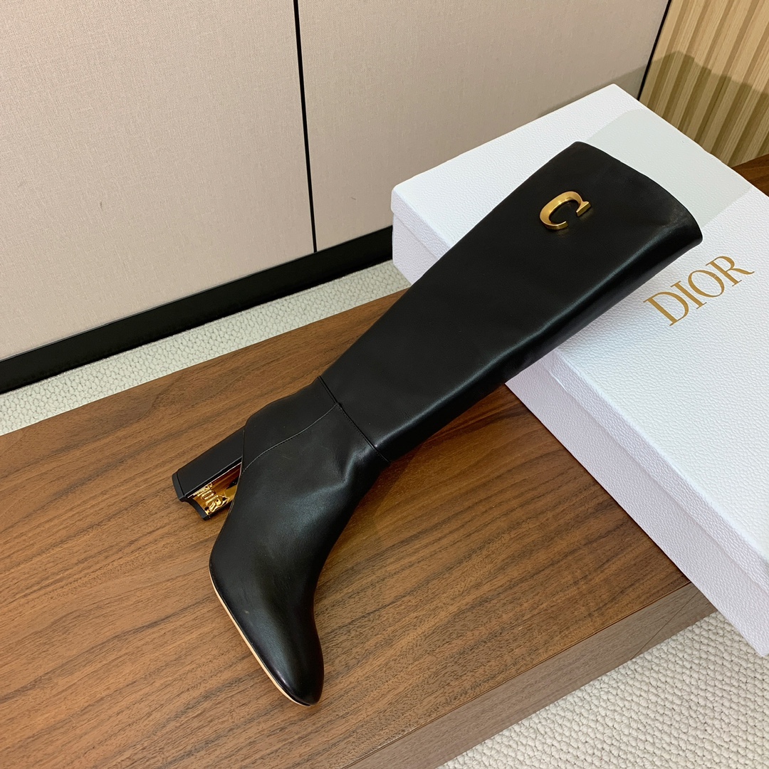 【 D*or 】粗跟长靴。两侧搭配CD扣，后侧饰以金色饰面金属 CD 标志，可为本季各式造型增添点睛之笔