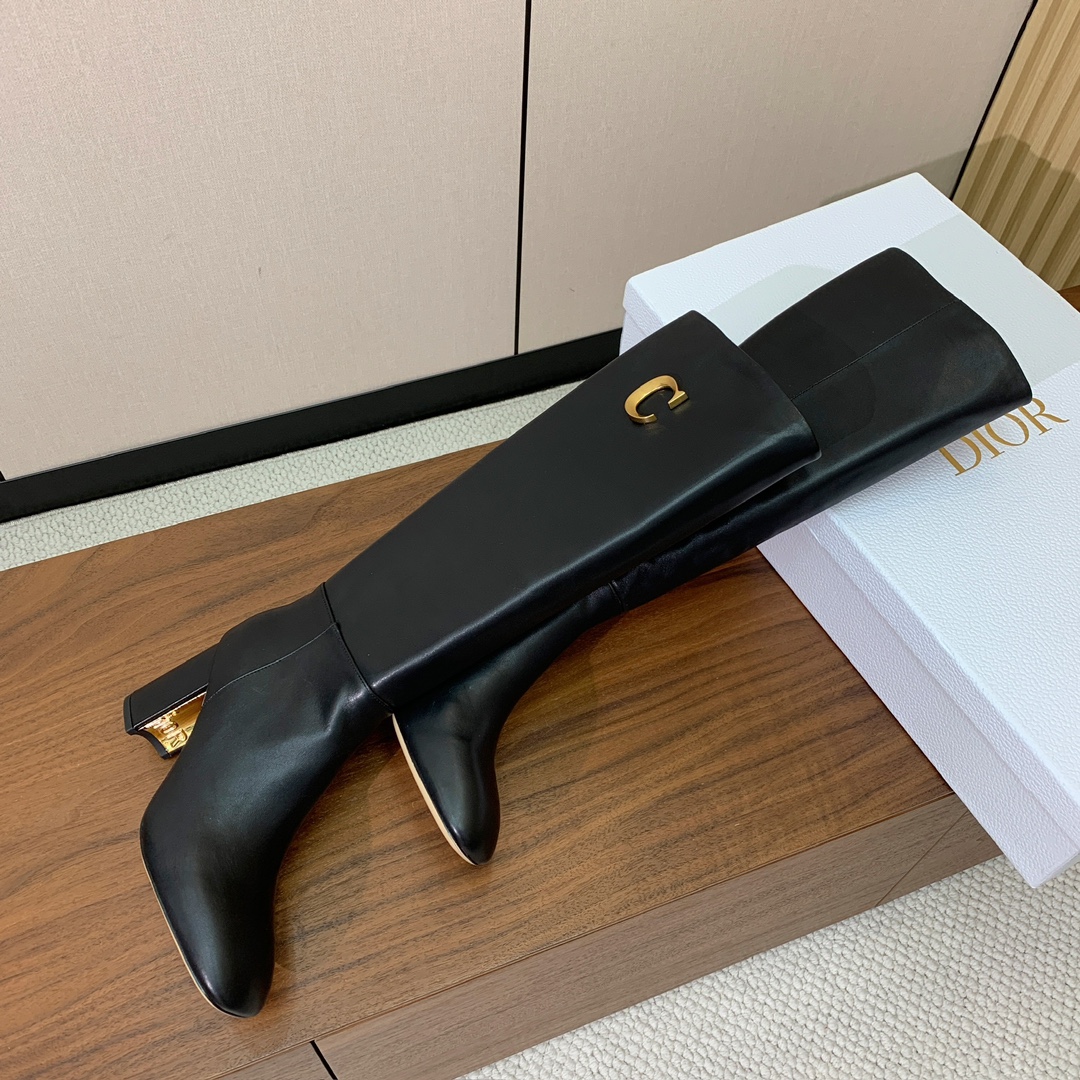 【 D*or 】粗跟长靴。两侧搭配CD扣，后侧饰以金色饰面金属 CD 标志，可为本季各式造型增添点睛之笔