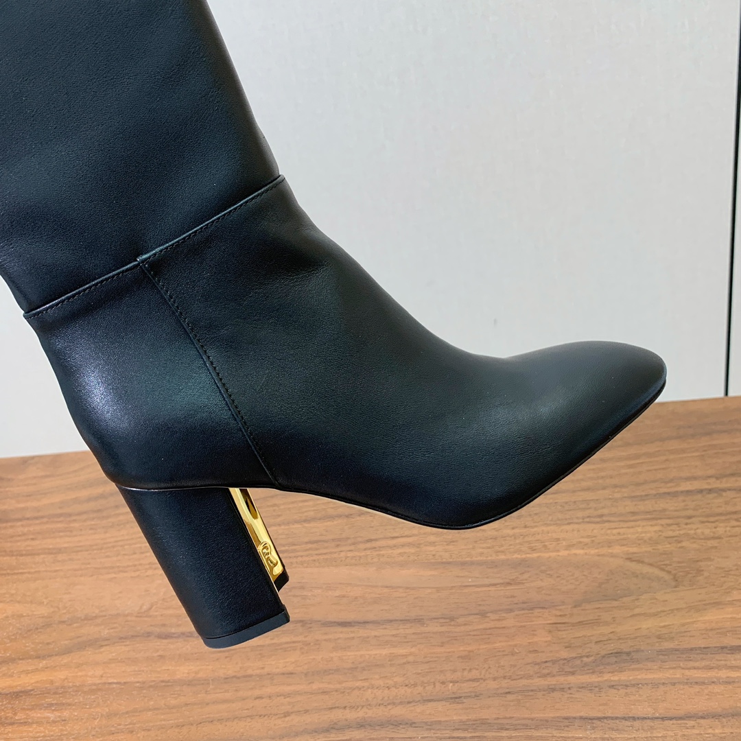 【 D*or 】粗跟长靴。两侧搭配CD扣，后侧饰以金色饰面金属 CD 标志，可为本季各式造型增添点睛之笔