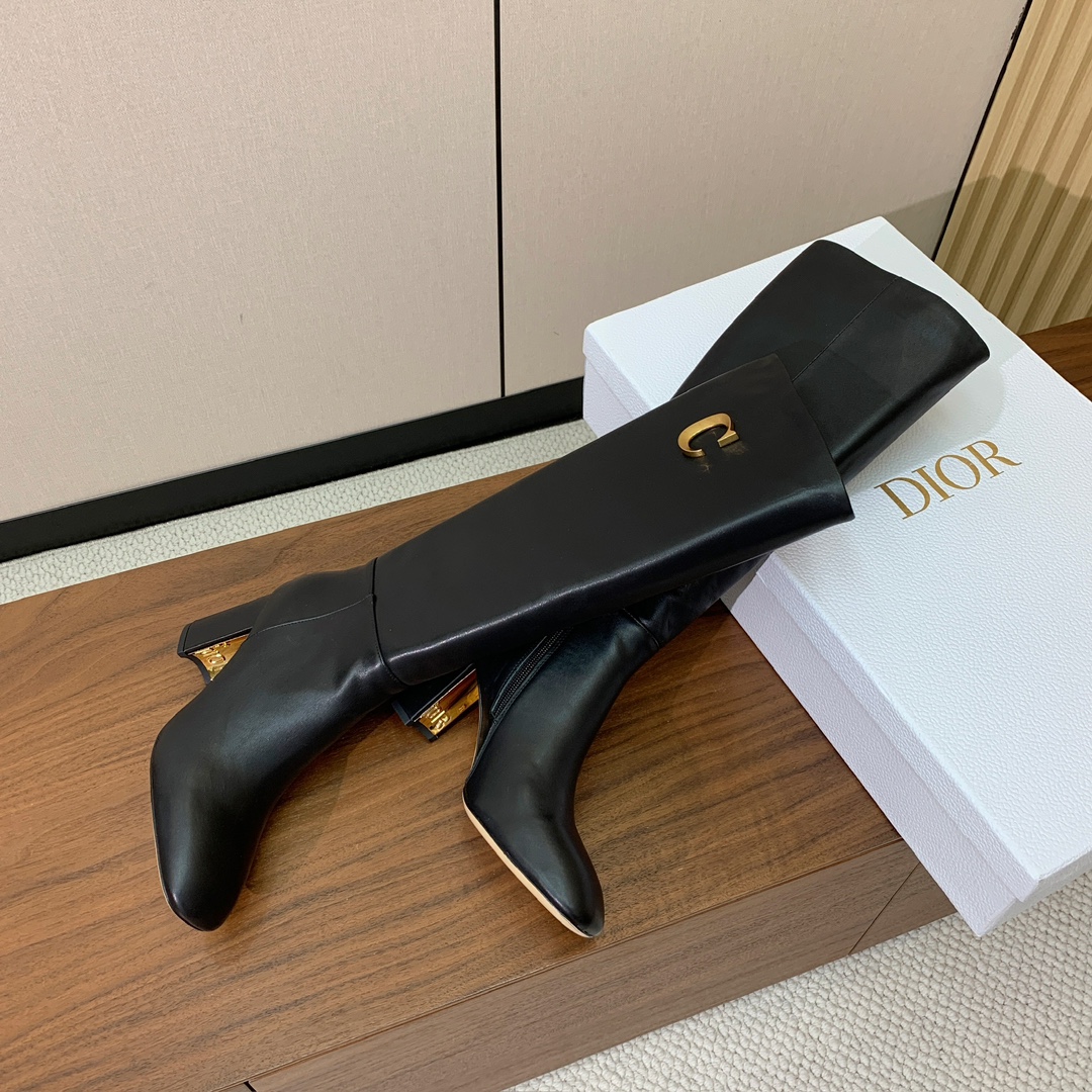 【 D*or 】粗跟长靴。两侧搭配CD扣，后侧饰以金色饰面金属 CD 标志，可为本季各式造型增添点睛之笔