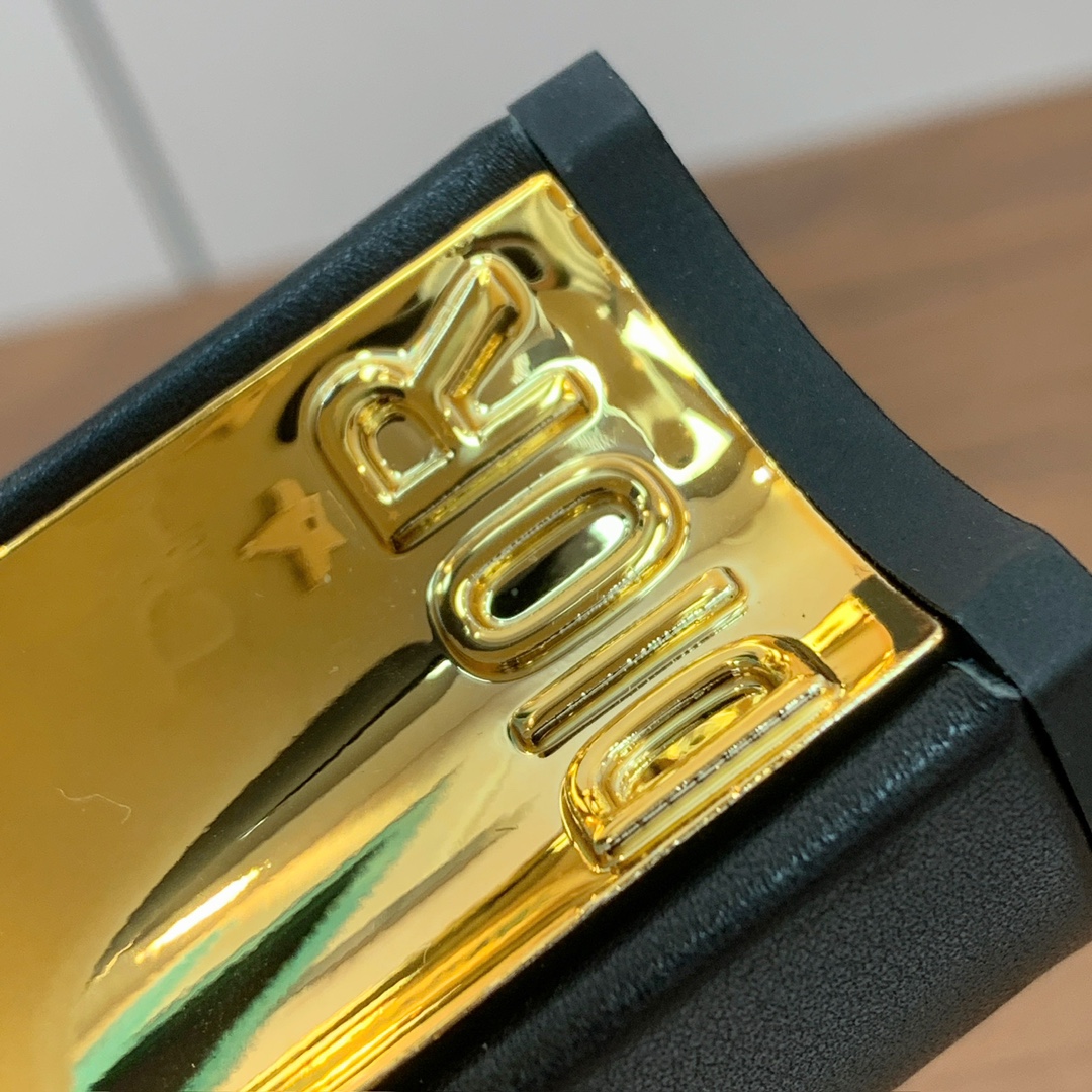 【 D*or 】粗跟长靴。两侧搭配CD扣，后侧饰以金色饰面金属 CD 标志，可为本季各式造型增添点睛之笔