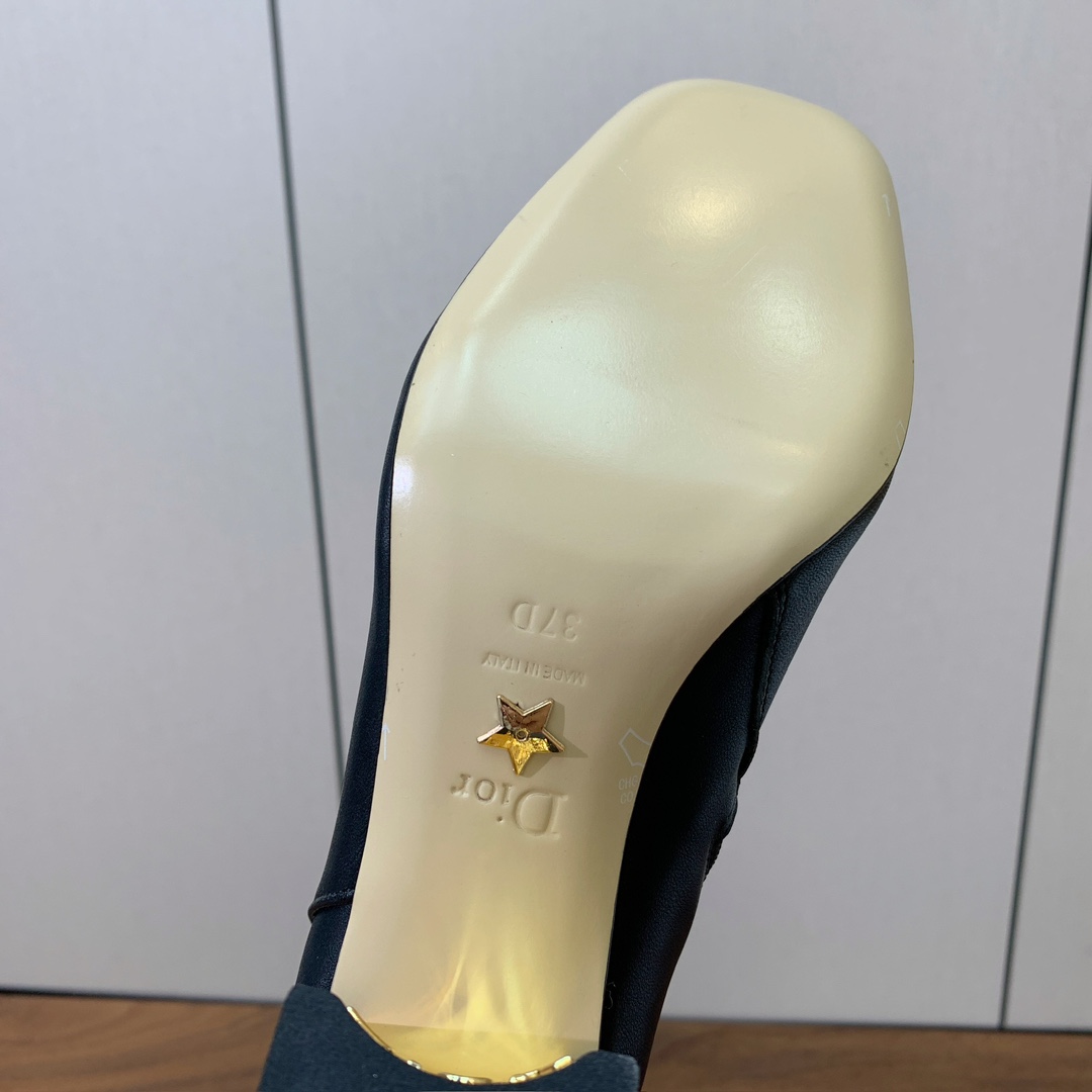 【 D*or 】粗跟长靴。两侧搭配CD扣，后侧饰以金色饰面金属 CD 标志，可为本季各式造型增添点睛之笔