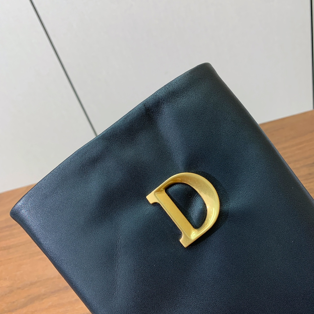 【 D*or 】粗跟长靴。两侧搭配CD扣，后侧饰以金色饰面金属 CD 标志，可为本季各式造型增添点睛之笔