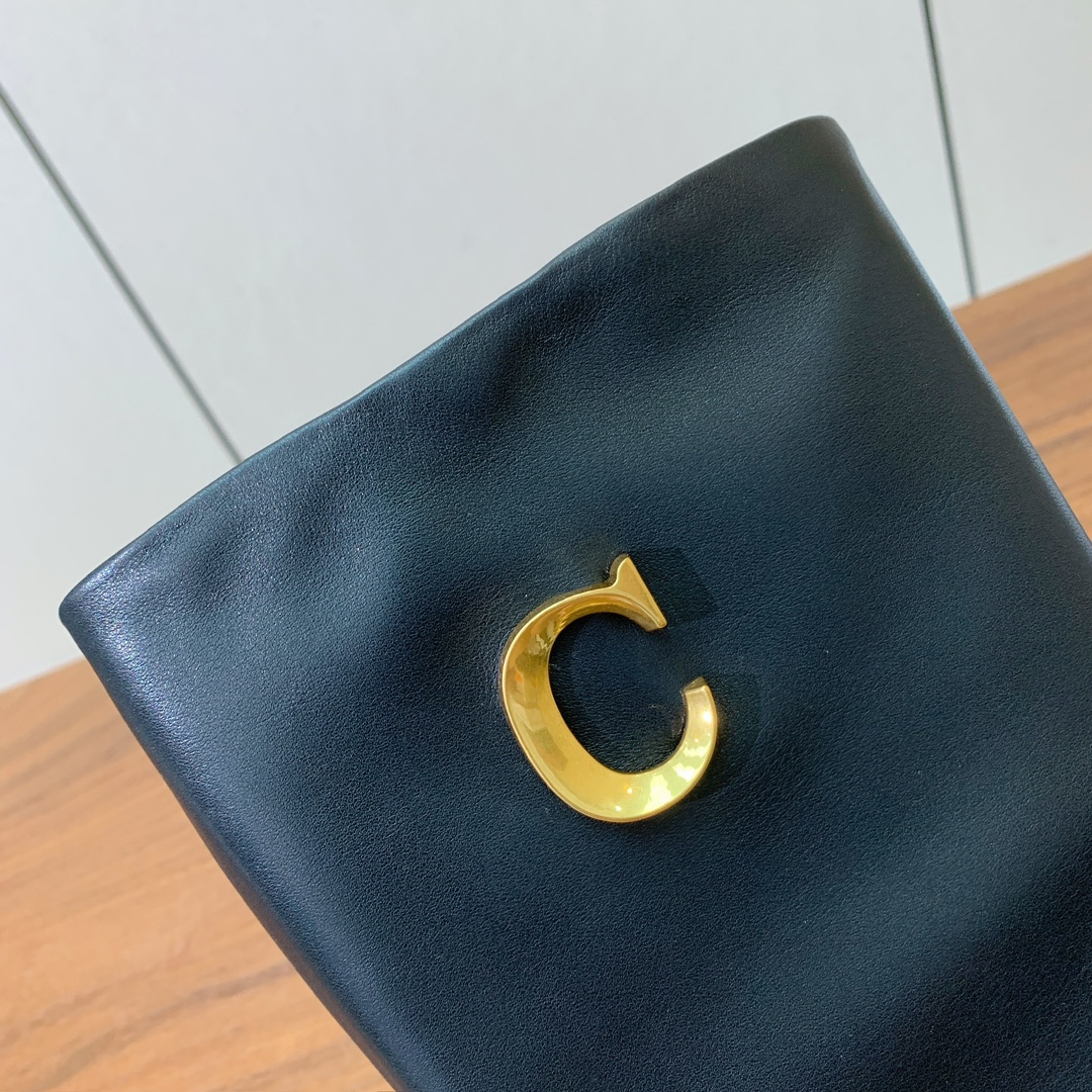 【 D*or 】粗跟长靴。两侧搭配CD扣，后侧饰以金色饰面金属 CD 标志，可为本季各式造型增添点睛之笔