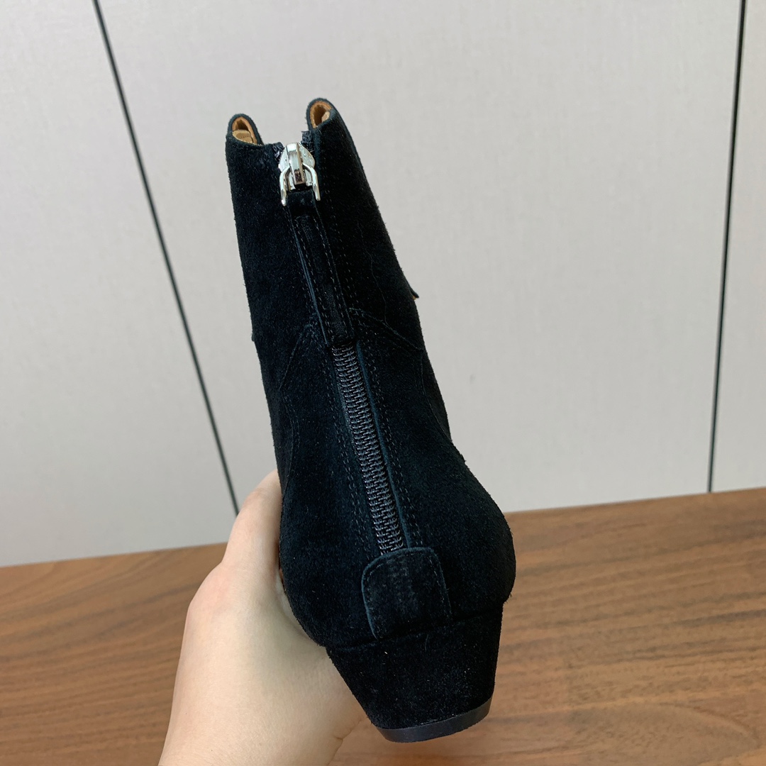 【BRUNELL* CUCINELL*】复古短靴。完全不挑腿型。超级显瘦又百搭。简直绝绝子。鞋面牛反绒，