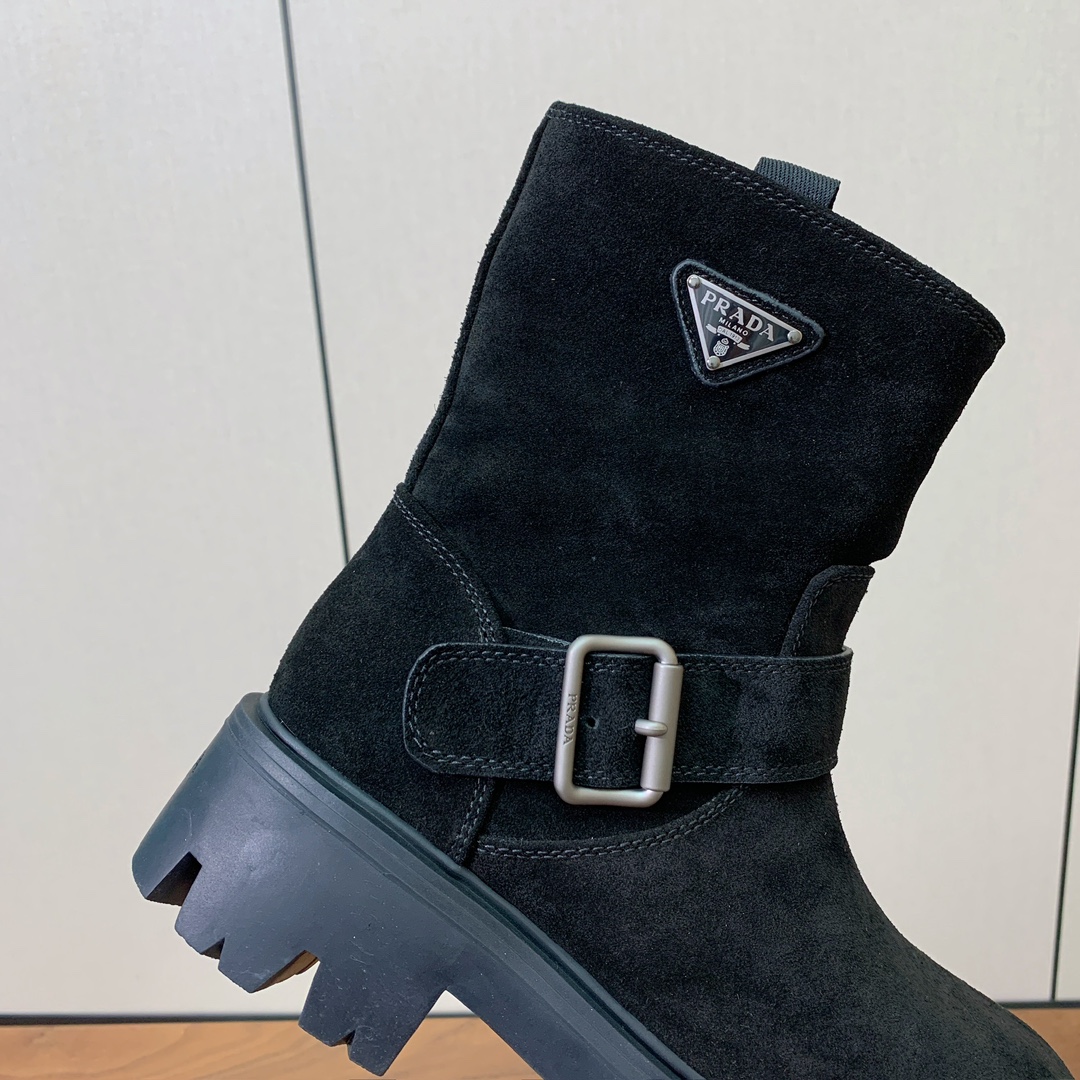 【Prad*】三角金属标短靴。涂珐琅三角形金属徽标装饰彰显品牌格调。惯用于精美鞋履的复古亮面皮革，打造别