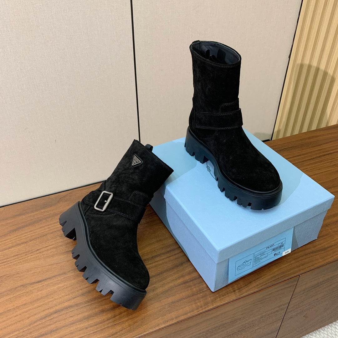 【Prad*】三角金属标短靴。涂珐琅三角形金属徽标装饰彰显品牌格调。惯用于精美鞋履的复古亮面皮革，打造别