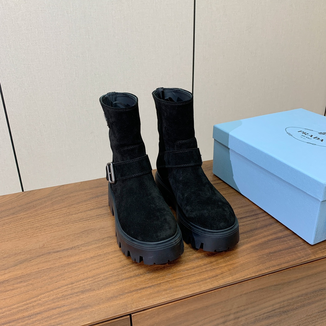 【Prad*】三角金属标短靴。涂珐琅三角形金属徽标装饰彰显品牌格调。惯用于精美鞋履的复古亮面皮革，打造别