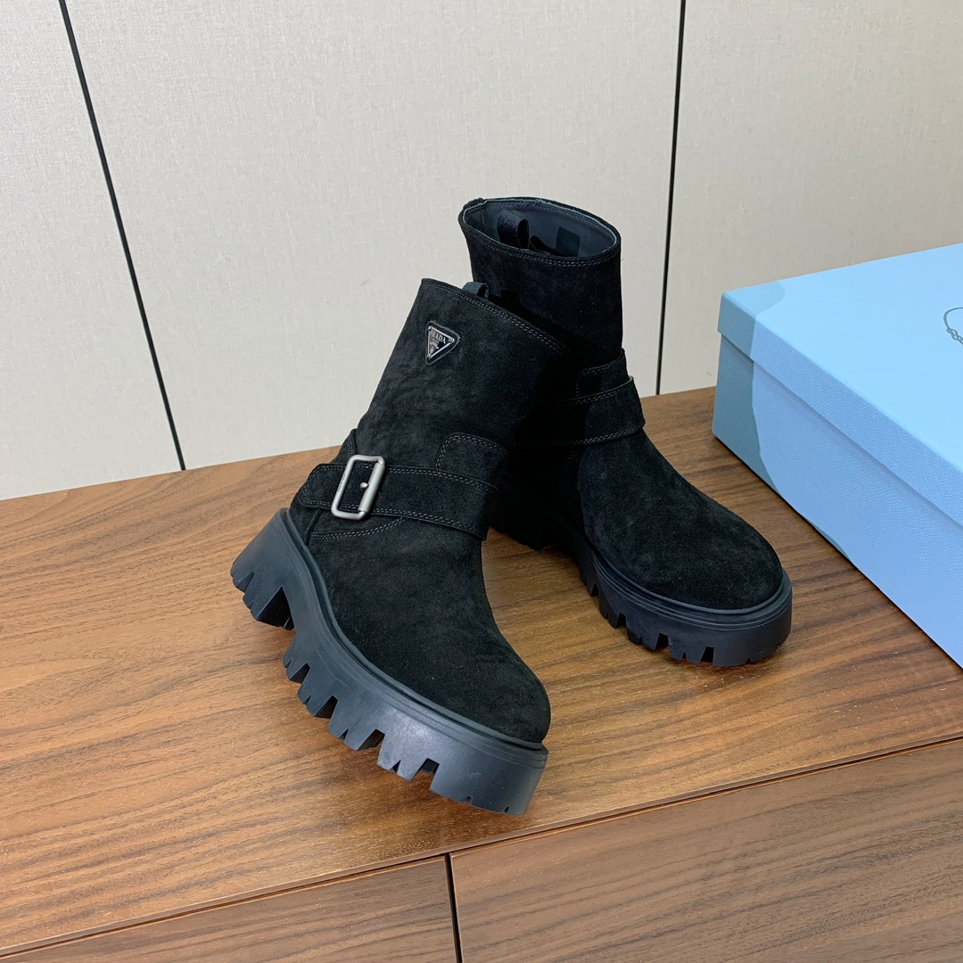 【Prad*】三角金属标短靴。涂珐琅三角形金属徽标装饰彰显品牌格调。惯用于精美鞋履的复古亮面皮革，打造别