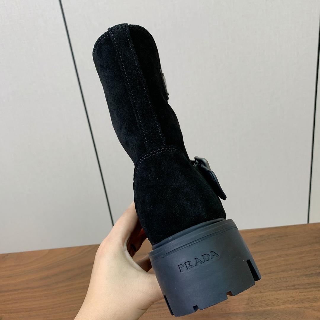 【Prad*】三角金属标短靴。涂珐琅三角形金属徽标装饰彰显品牌格调。惯用于精美鞋履的复古亮面皮革，打造别