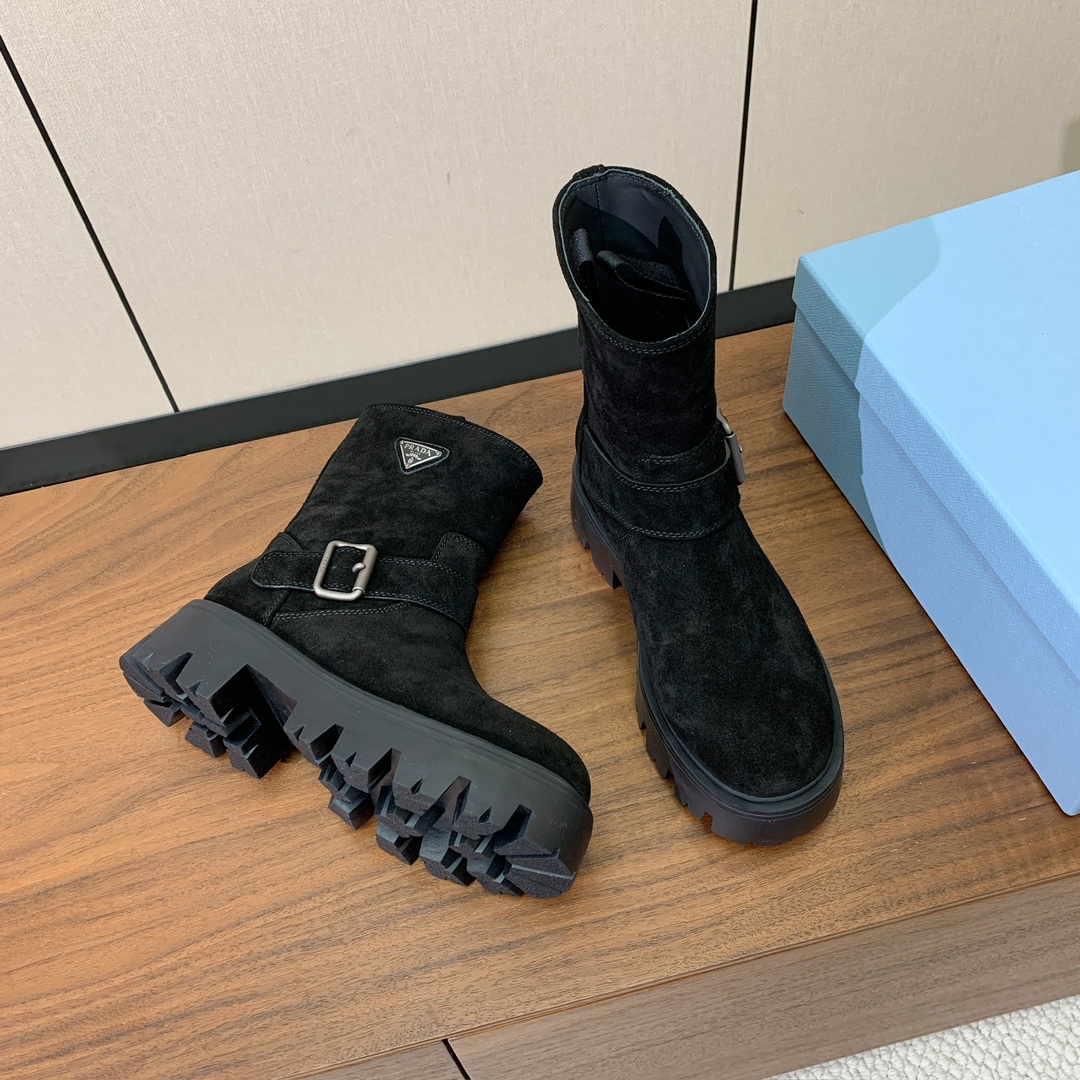 【Prad*】三角金属标短靴。涂珐琅三角形金属徽标装饰彰显品牌格调。惯用于精美鞋履的复古亮面皮革，打造别