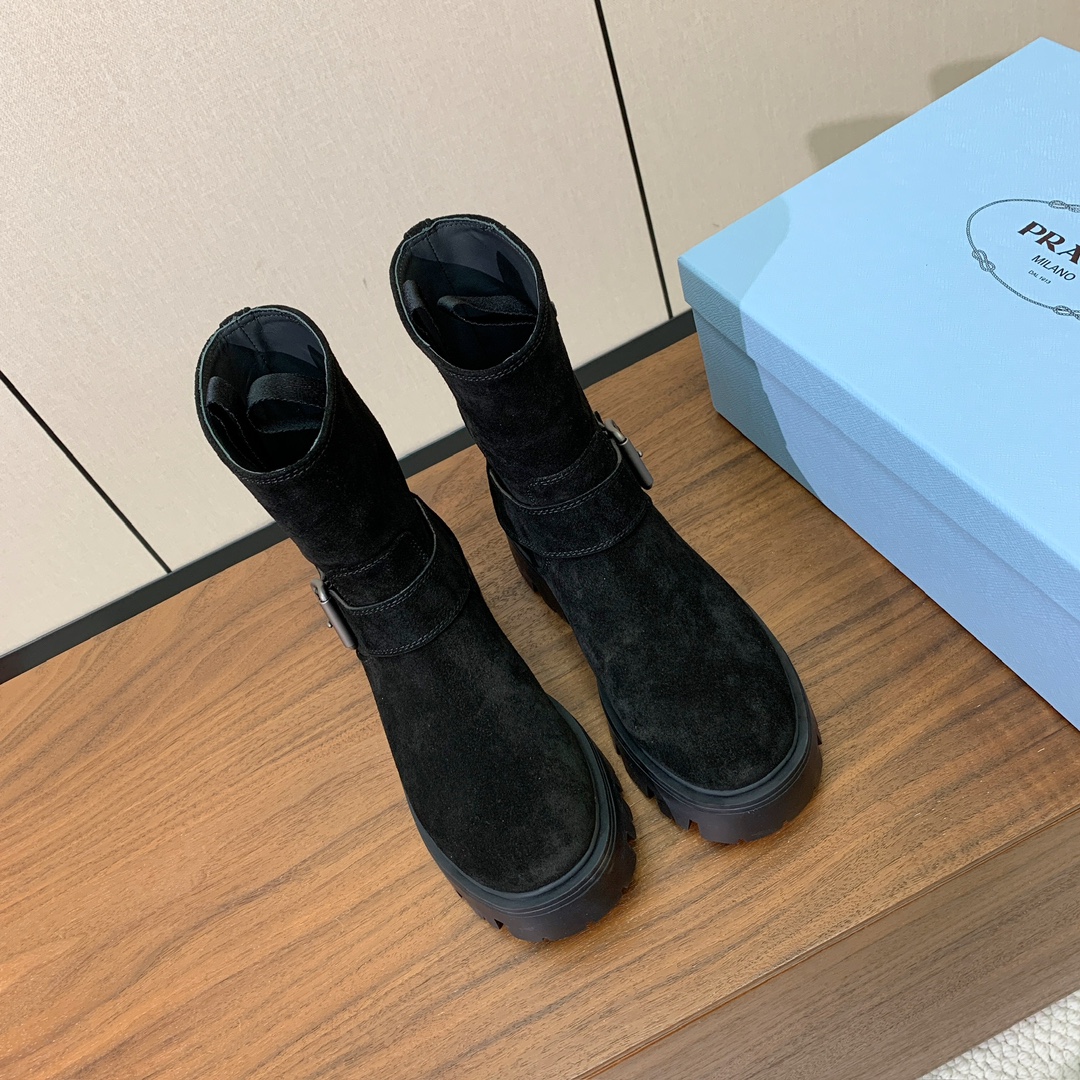 【Prad*】三角金属标短靴。涂珐琅三角形金属徽标装饰彰显品牌格调。惯用于精美鞋履的复古亮面皮革，打造别