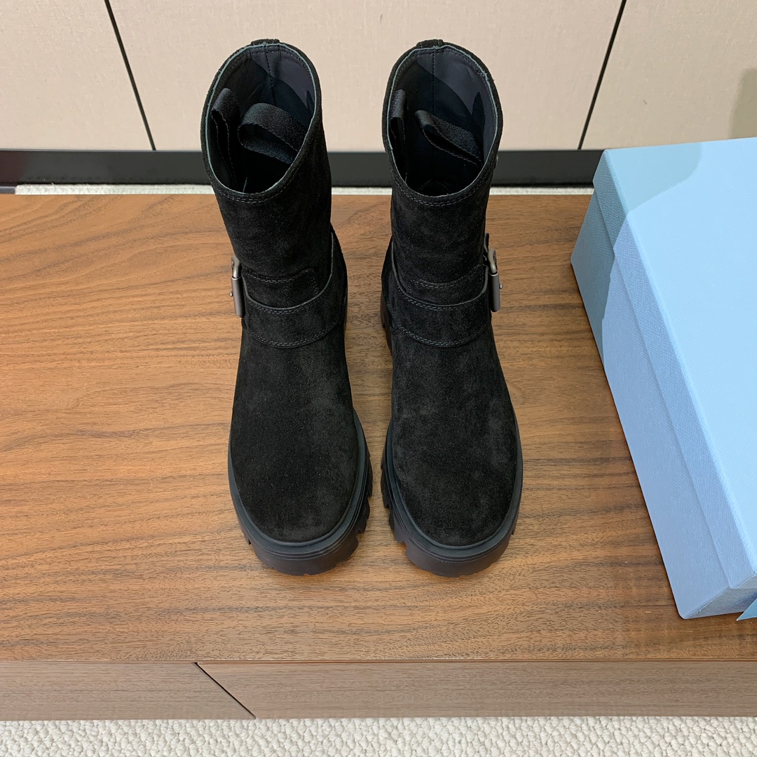 【Prad*】三角金属标短靴。涂珐琅三角形金属徽标装饰彰显品牌格调。惯用于精美鞋履的复古亮面皮革，打造别