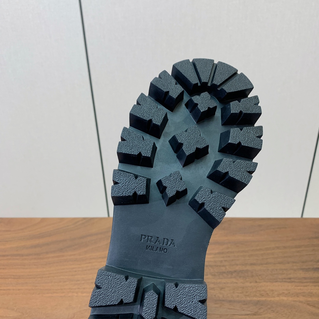 【Prad*】三角金属标短靴。涂珐琅三角形金属徽标装饰彰显品牌格调。惯用于精美鞋履的复古亮面皮革，打造别