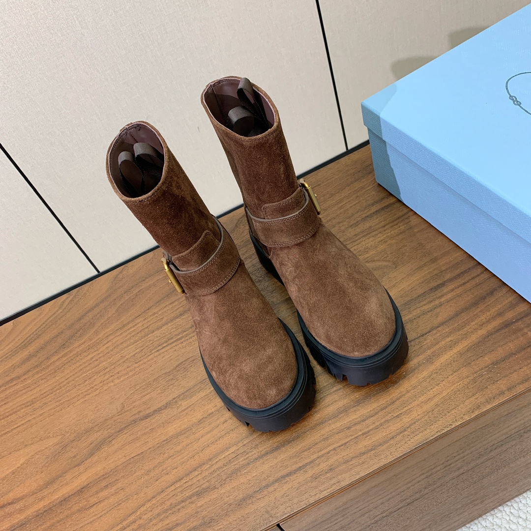 【Prad*】三角金属标短靴。涂珐琅三角形金属徽标装饰彰显品牌格调。惯用于精美鞋履的复古亮面皮革，打造别