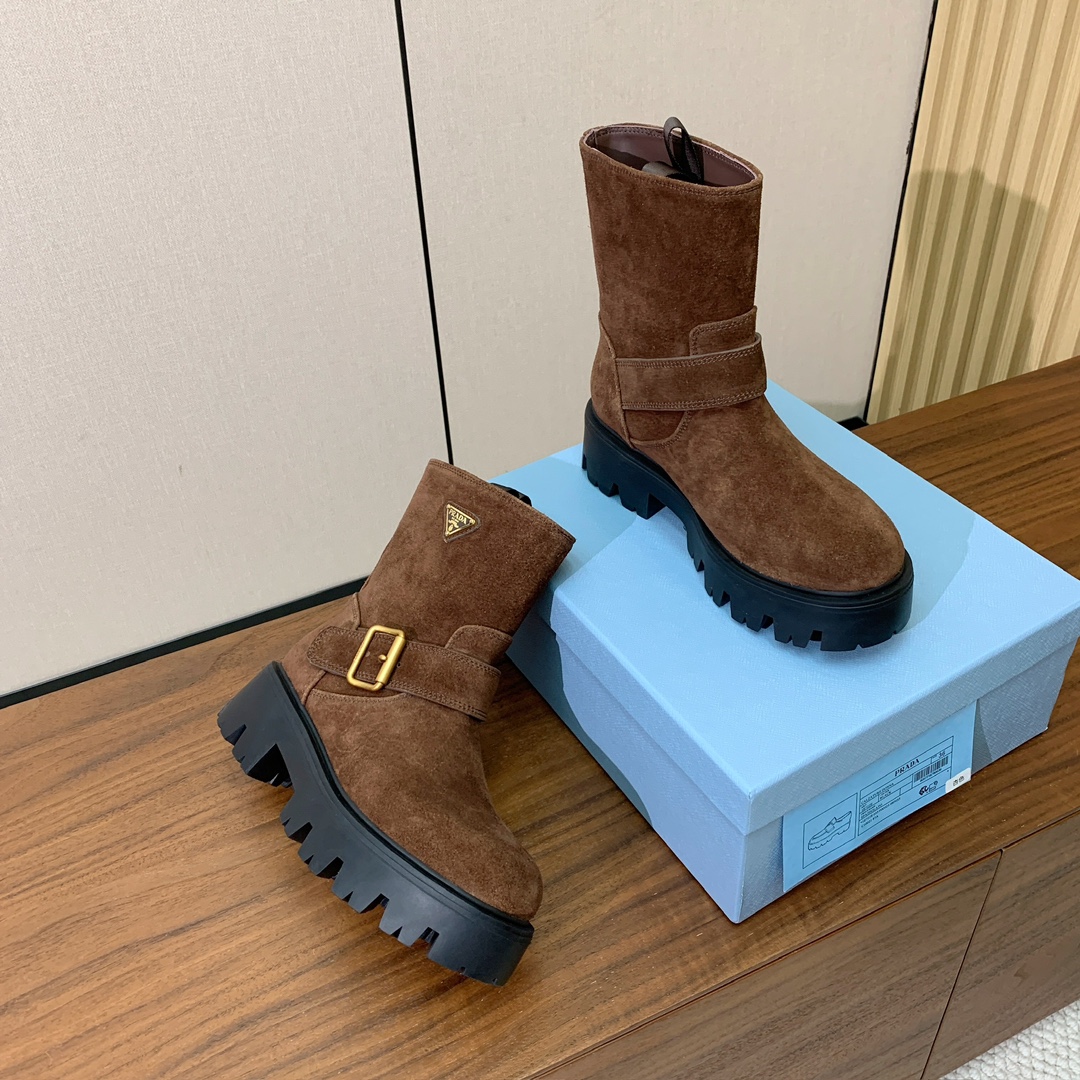 【Prad*】三角金属标短靴。涂珐琅三角形金属徽标装饰彰显品牌格调。惯用于精美鞋履的复古亮面皮革，打造别
