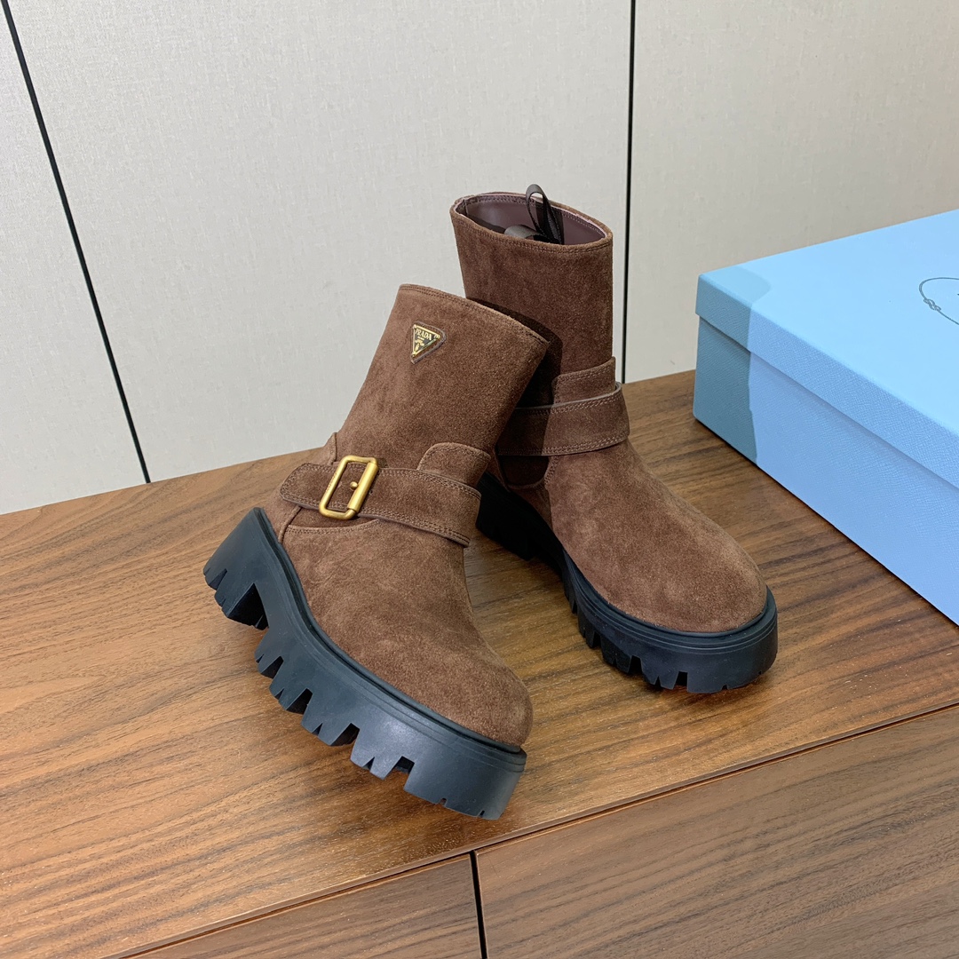 【Prad*】三角金属标短靴。涂珐琅三角形金属徽标装饰彰显品牌格调。惯用于精美鞋履的复古亮面皮革，打造别