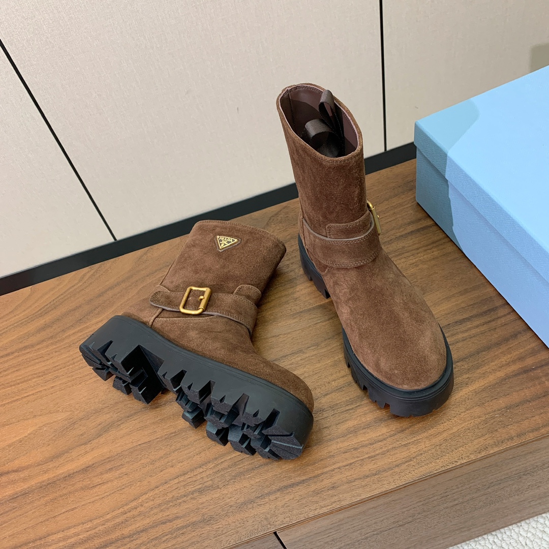 【Prad*】三角金属标短靴。涂珐琅三角形金属徽标装饰彰显品牌格调。惯用于精美鞋履的复古亮面皮革，打造别