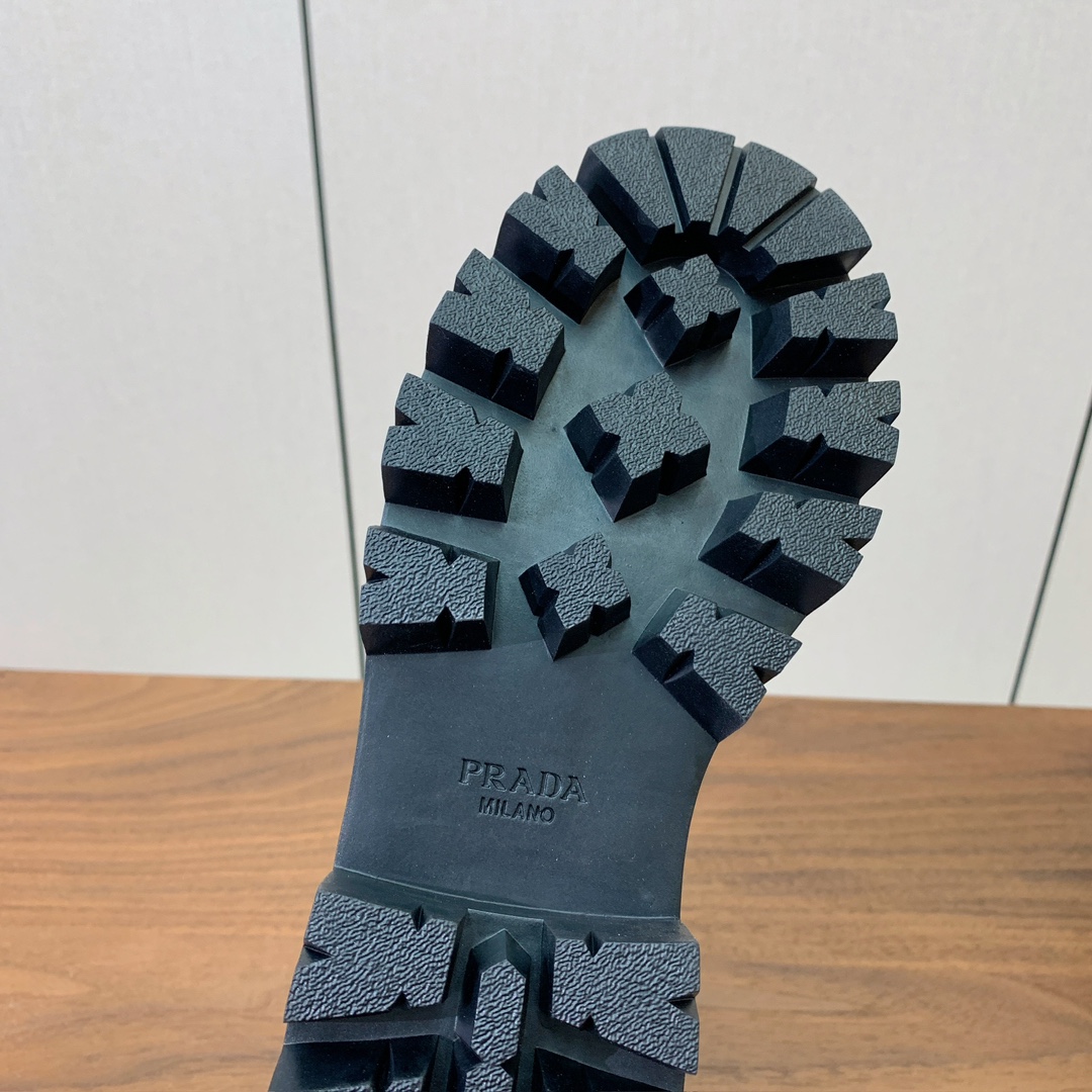 【Prad*】三角金属标短靴。涂珐琅三角形金属徽标装饰彰显品牌格调。惯用于精美鞋履的复古亮面皮革，打造别