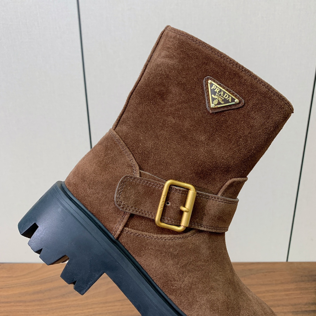 【Prad*】三角金属标短靴。涂珐琅三角形金属徽标装饰彰显品牌格调。惯用于精美鞋履的复古亮面皮革，打造别