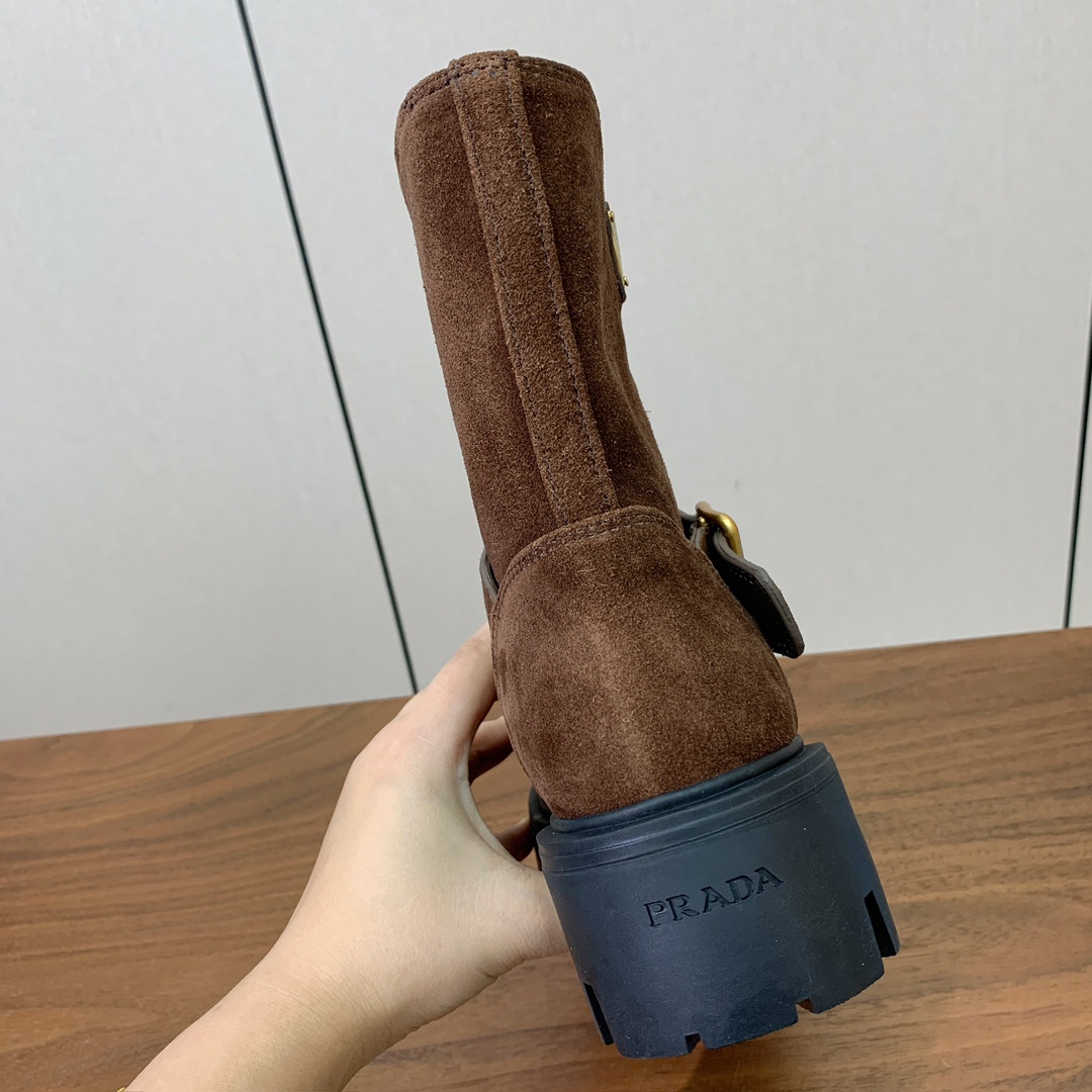 【Prad*】三角金属标短靴。涂珐琅三角形金属徽标装饰彰显品牌格调。惯用于精美鞋履的复古亮面皮革，打造别