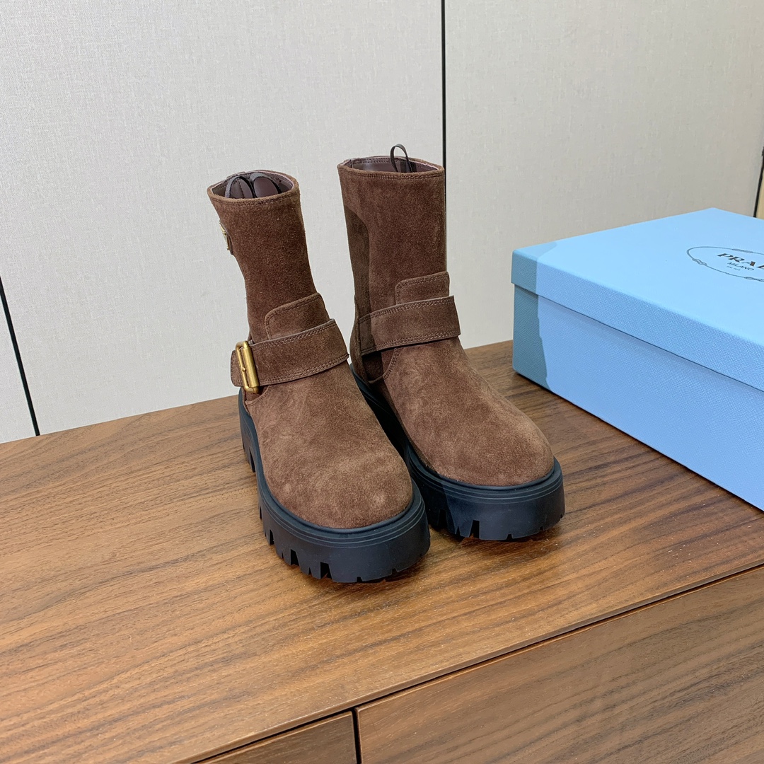 【Prad*】三角金属标短靴。涂珐琅三角形金属徽标装饰彰显品牌格调。惯用于精美鞋履的复古亮面皮革，打造别
