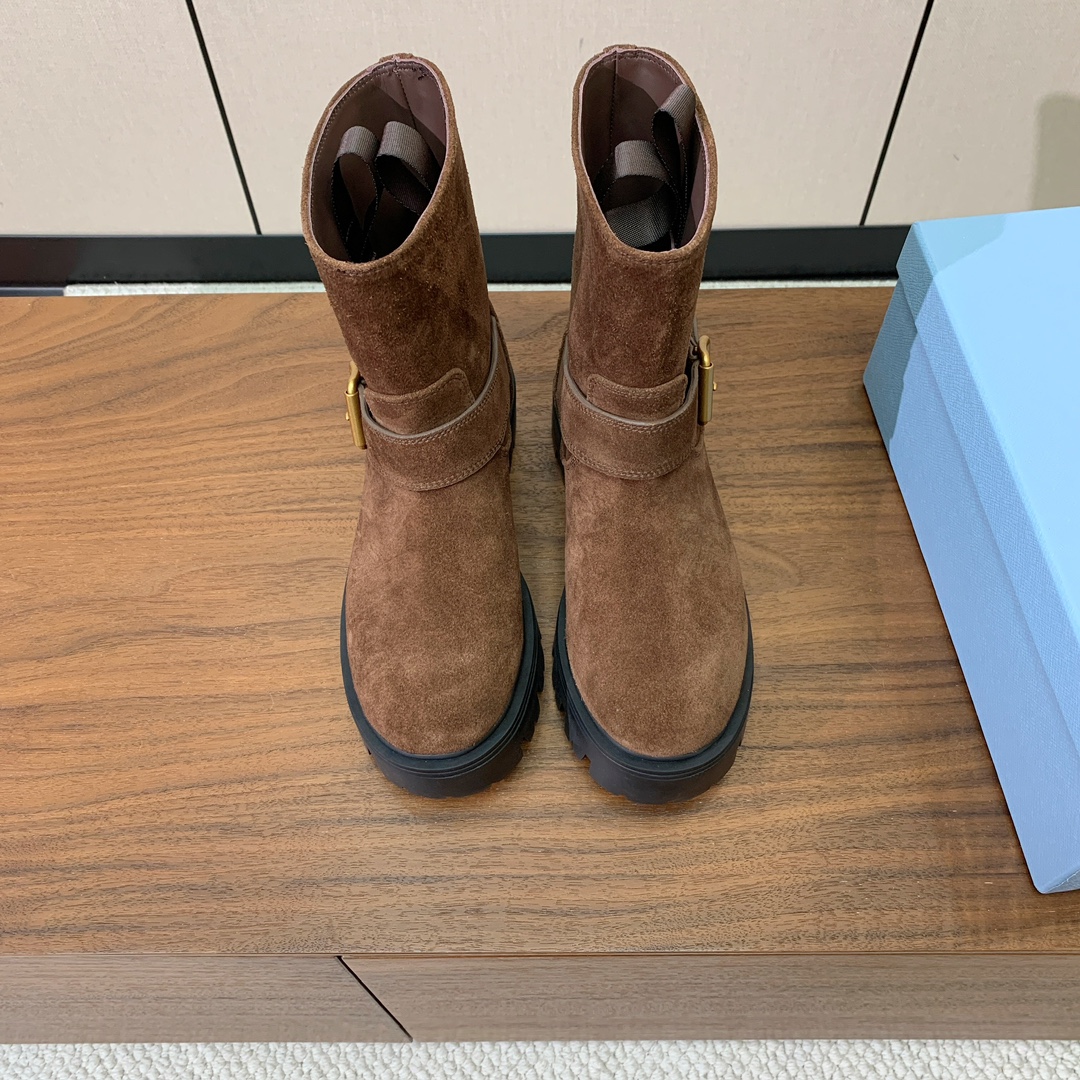 【Prad*】三角金属标短靴。涂珐琅三角形金属徽标装饰彰显品牌格调。惯用于精美鞋履的复古亮面皮革，打造别