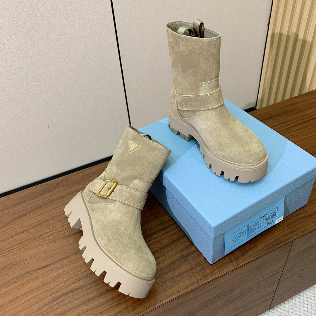 【Prad*】三角金属标短靴。涂珐琅三角形金属徽标装饰彰显品牌格调。惯用于精美鞋履的复古亮面皮革，打造别