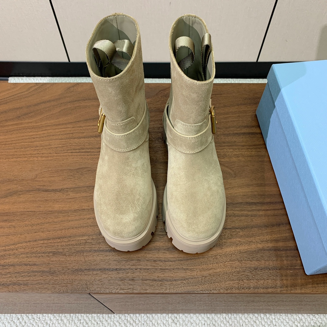 【Prad*】三角金属标短靴。涂珐琅三角形金属徽标装饰彰显品牌格调。惯用于精美鞋履的复古亮面皮革，打造别