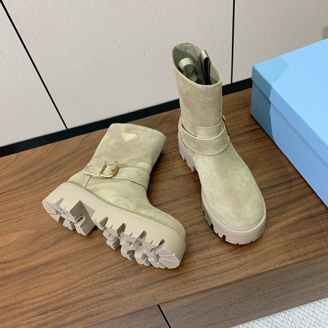 【Prad*】三角金属标短靴。涂珐琅三角形金属徽标装饰彰显品牌格调。惯用于精美鞋履的复古亮面皮革，打造别