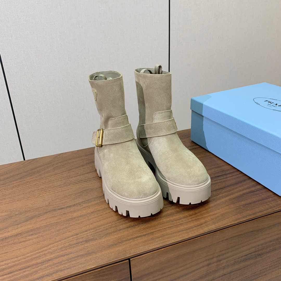 【Prad*】三角金属标短靴。涂珐琅三角形金属徽标装饰彰显品牌格调。惯用于精美鞋履的复古亮面皮革，打造别